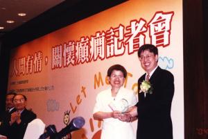 2001人間有情關懷癲癇記者會-陳建仁署長頒發癲癇徵文比賽得獎者+