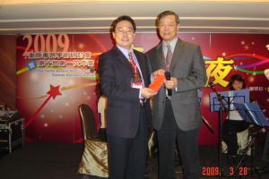 2009姚俊興理事頒發國際壁報論文獎給會員哈鐵木爾醫師