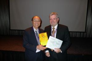 2011賴其萬醫師頒發感謝狀給外賓Prof. KIMFORD J MEADOR+