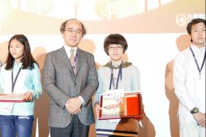 2017外賓Prof.Yushi Inoue頒獎給第十四屆人間有情-關懷癲癇徵文比賽得獎者