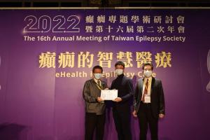2022年會-座長郭鐘金醫師及黃欽威醫師頒發感謝狀給講師饒敦醫師