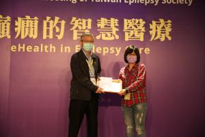 2022年會-陳大成醫師頒發「人間有情-關懷癲癇」徵文比賽獎狀