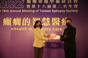 2022年會-尤香玉理事長頒發「人間有情-關懷癲癇」徵文比賽獎狀