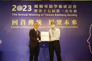 2023年會-周碩彬醫師頒發感謝狀給講師陳大成醫師(112.4.23)