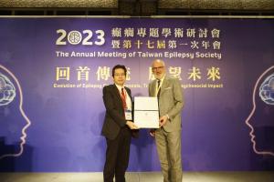 2023年會-黃欽威醫師頒發感謝狀給外賓Prof. Eugen Trinka (112.4.23)