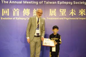 2023年會-外賓Prof. Eugen Trinka頒發「人間有情-關懷癲癇」徵文比賽獎狀(112.4.23)