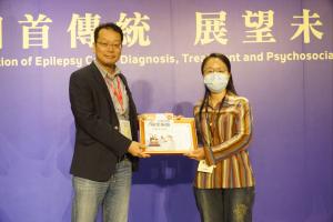 2023年會-蔡孟翰醫師頒發「人間有情-關懷癲癇」徵文比賽獎狀(112.4.23)