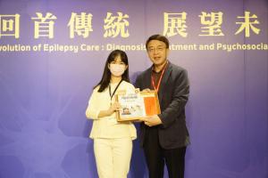 2023年會-謝良博醫師頒發「人間有情-關懷癲癇」徵文比賽獎狀(112.4.23)