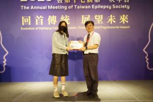 2023年會-張明裕醫師頒發「人間有情-關懷癲癇」徵文比賽獎狀(112.4.23)