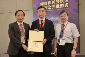 2024年會-座長徐崇堯醫師與李旺祚醫師頒發感謝狀給講師Prof. Won-Joo Kim(113.5.19)