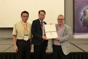 2024年會-座長郭鐘金醫師與蔡孟翰醫師頒發感謝狀給講師Prof. Ley Sander(113.5.19)