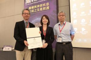2024年會-座長林光麟醫師與陳大成醫師頒發感謝狀給講師鄭美雲醫師(113.5.19)