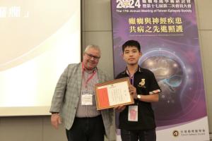 2024年會-外賓Prof. Ley Sander頒發「人間有情-關懷癲癇」徵文比賽獎狀(113.5.19)