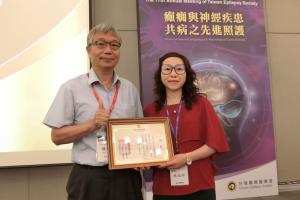2024年會-陳大成醫師頒發「人間有情-關懷癲癇」徵文比賽獎狀(113.5.19)