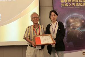 2024年會-蔡景仁醫師頒發「人間有情-關懷癲癇」徵文比賽獎狀(113.5.19)