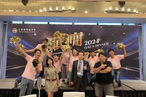 2024年會晚宴-黃欽威理事長與台南癲癇之友協會表演者合影(113.5.18)