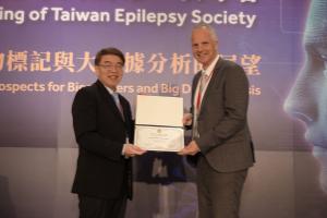 2025年會-座長謝良博醫師頒發感謝狀給講師Prof. Jakob Christensen (114.4.14)