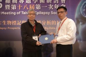 2025年會-座長陳大成醫師頒發感謝狀給講師江國樑醫師 (114.4.14)
