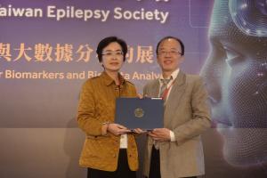 2025年會-座長周宜卿醫師頒發感謝狀給講師陳信宏醫師 (114.4.14)